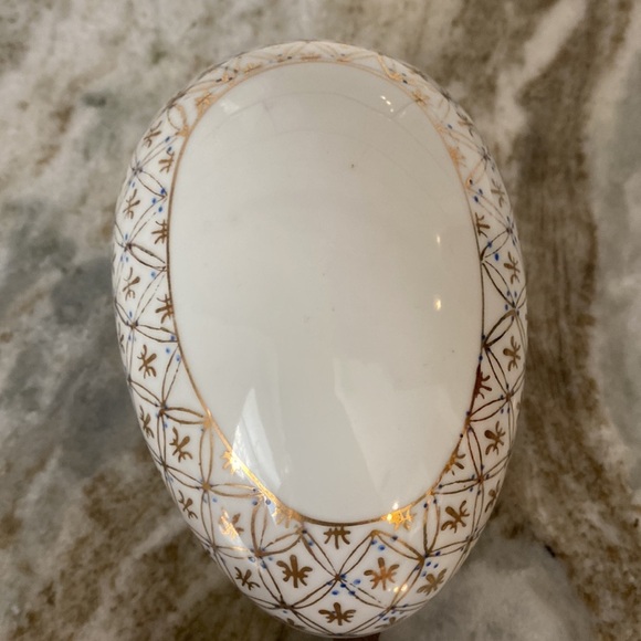 VTG Hinged Egg Trinket Box White Porcelain Gold Blue Quilted Patten Painted - Picture 2 of 9
